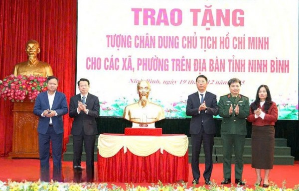 Ninh Bình: Trao tặng Tượng chân dung Chủ tịch Hồ Chí Minh cho các xã, phường trên địa bàn